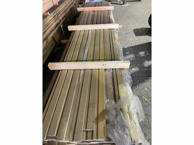Guyana ipé voorvergrijsd gecoate planken 21x97mm, lengte 365-460cm (89x) - afbeelding 1 van  3