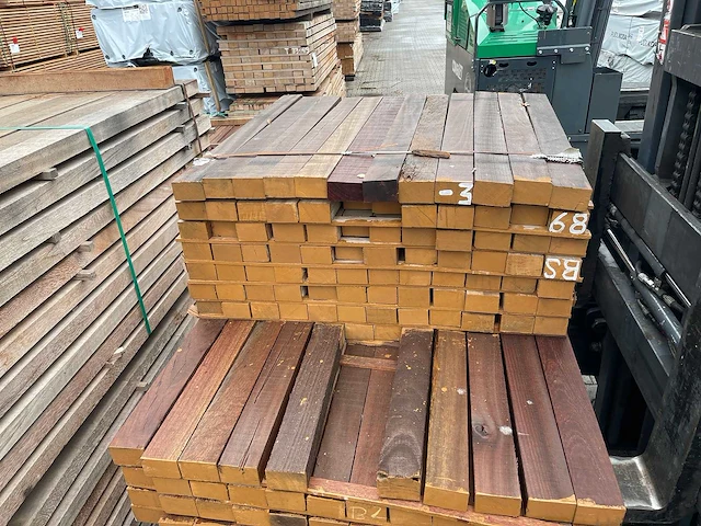 Guyana teak balken fijnbezaagd 1000-1500x80x50mm (130x) - afbeelding 1 van  3
