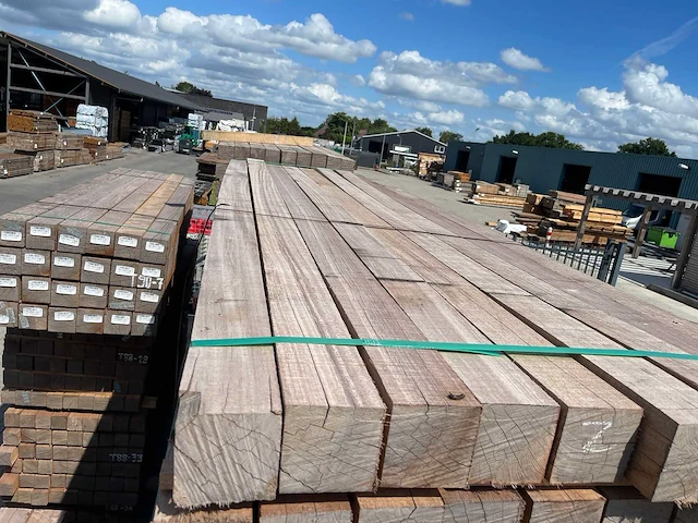 Guyana teak balken fijnbezaagd 2500-3000x100x100mm (54x) - afbeelding 1 van  4
