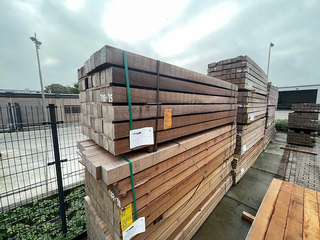 Guyana teak balken fijnbezaagd 2750x100x100mm (27x) - afbeelding 4 van  4