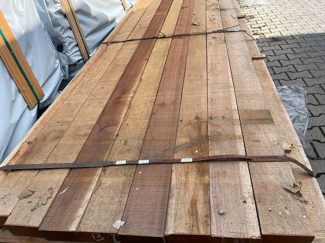 Guyana teak balken fijnbezaagd 3000-4500x100x50mm (99x) - afbeelding 1 van  3
