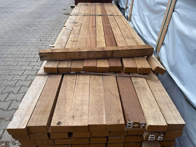 Guyana teak balken fijnbezaagd 3000-4500x100x50mm (99x) - afbeelding 1 van  3