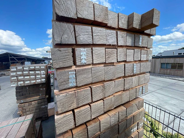 Guyana teak balken fijnbezaagd 3000x100x100mm (54x) - afbeelding 3 van  4