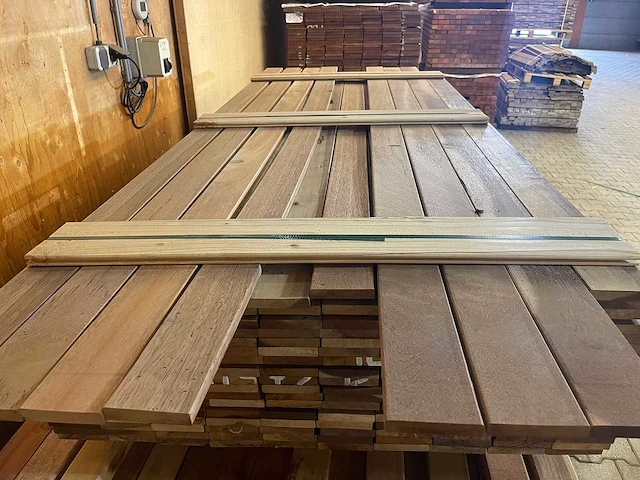 Guyana teak geschaafd 2000-2500x90x16mm (169x) - afbeelding 1 van  3