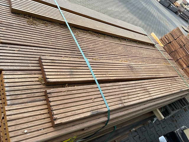 Guyana teak hardhouten dekdelen 27x145mm, lengte 155-185cm (101x) - afbeelding 1 van  3
