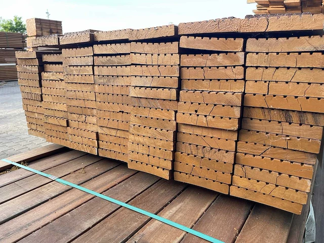 Guyana teak hardhouten dekdelen 27x145mm, lengte 155-185cm (101x) - afbeelding 3 van  3