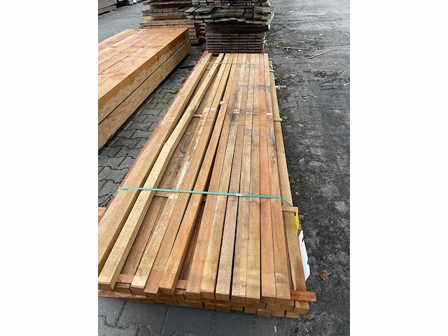 Guyana teak hardhouten palen fijnbezaagd 50x50mm, lengte 300cm (47x) - afbeelding 1 van  3