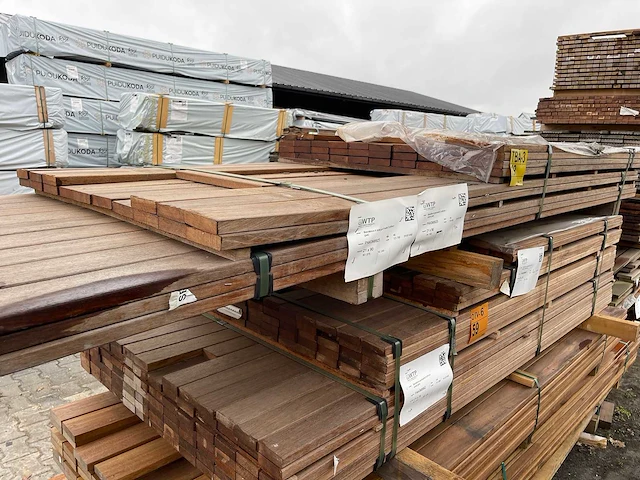 Guyana teak hardhouten planken geschaafd 21x90mm, lengte 155-275cm (80x) - afbeelding 2 van  3