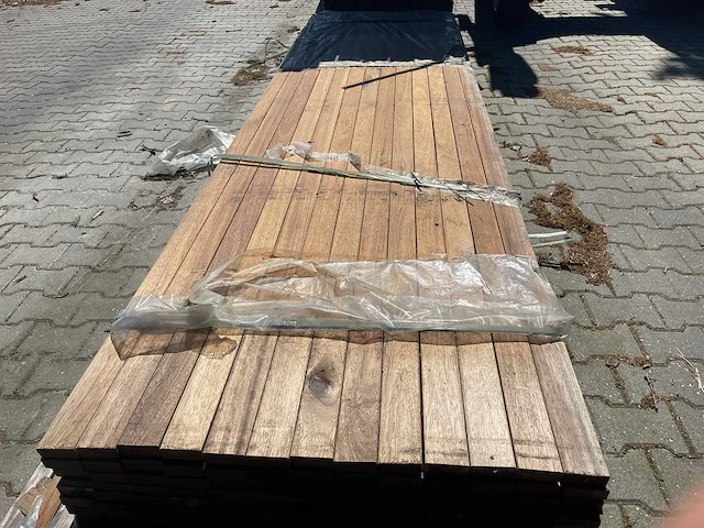 Guyana teak hardhouten planken geschaafd 27x70mm, lengte 335-400cm (101x( - afbeelding 1 van  3