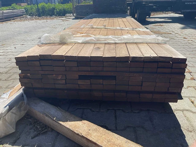Guyana teak hardhouten planken geschaafd 27x70mm, lengte 335-400cm (101x( - afbeelding 3 van  3