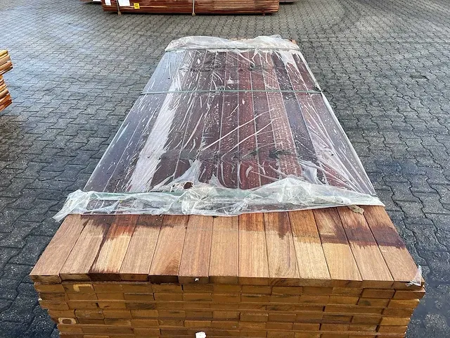 Guyana teak hardhouten regels/planken geschaafd 27x70mm, lengte 215cm (234x) - afbeelding 1 van  3
