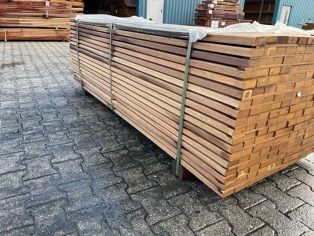 Guyana teak hardhouten regels/planken geschaafd 27x70mm, lengte 215cm (234x) - afbeelding 2 van  3