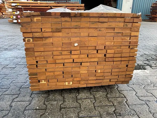 Guyana teak hardhouten regels/planken geschaafd 27x70mm, lengte 215cm (234x) - afbeelding 3 van  3