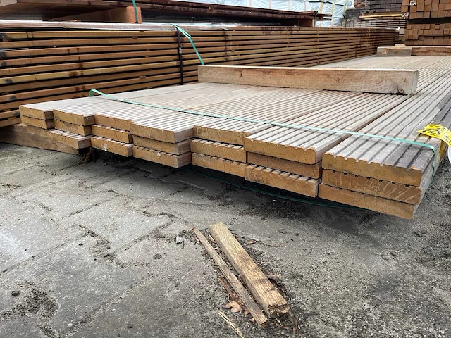 Guyana teak hardhouten vlonderplanken 27x145mm, lengte 400cm (21x) - afbeelding 3 van  3