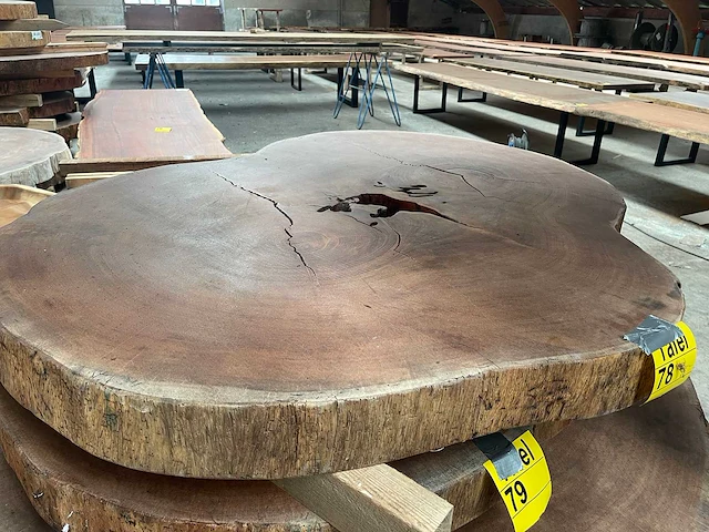 Guyana teak houten schijf 1100mm - afbeelding 1 van  3