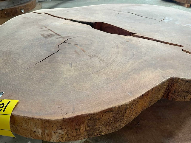 Guyana teak houten schijf 1400mm - afbeelding 1 van  3