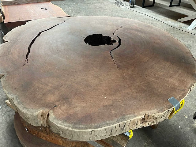 Guyana teak houten schijf 1700mm - afbeelding 1 van  3