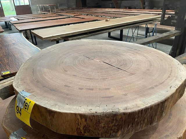 Guyana teak houten schijf 900mm - afbeelding 1 van  3