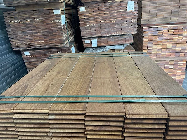 Guyana teak kopse veer en groef (buitenparket) 950x145x21mm (120x) - afbeelding 1 van  3
