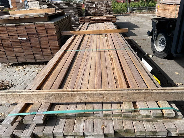 Guyana teak latten geschaafd 3050-3350x45x21mm (63x) - afbeelding 1 van  3