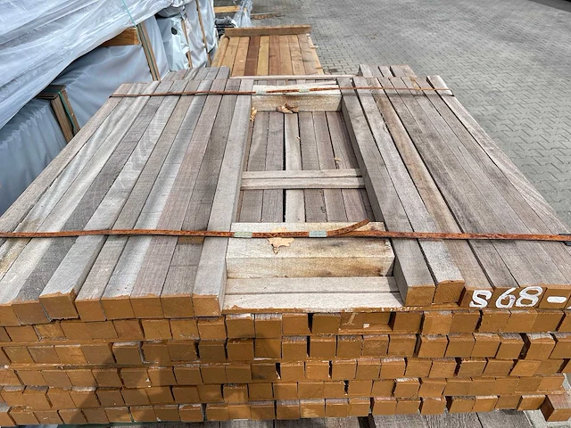 Guyana teak palen fijnbezaagd 1000-1500x40x40mm (138x) - afbeelding 1 van  3