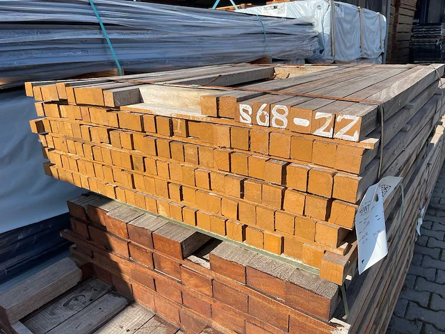 Guyana teak palen fijnbezaagd 1000-1500x40x40mm (138x) - afbeelding 3 van  3