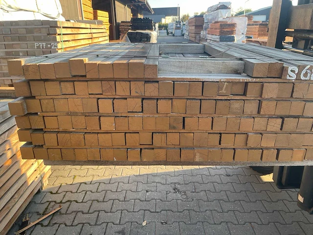Guyana teak palen fijnbezaagd 1000-1500x40x40mm (138x) - afbeelding 3 van  3