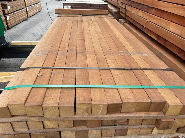 Guyana teak palen fijnbezaagd 2150-2450x68x68mm (112x) - afbeelding 1 van  3