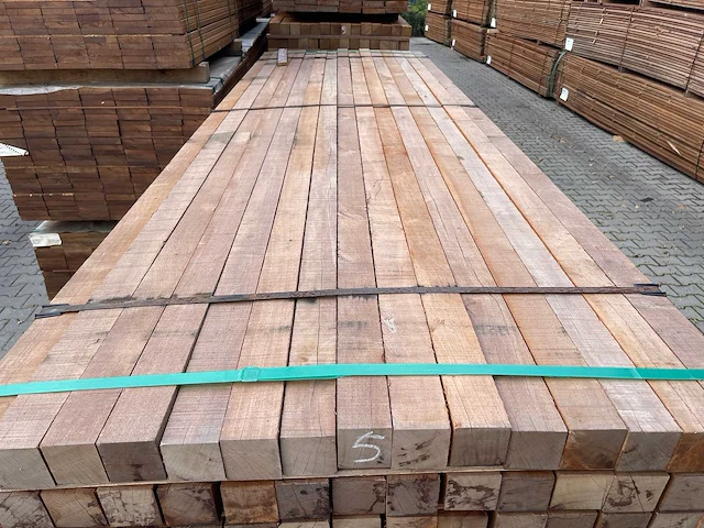 Guyana teak planken fijnbezaagd 3050x60x60mm (135x) - afbeelding 1 van  3