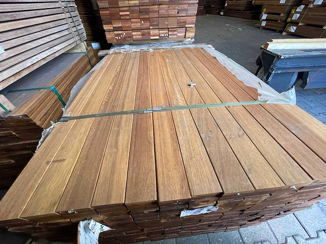 Guyana teak planken geschaafd 1250-1550x70x27mm (299x) - afbeelding 1 van  3