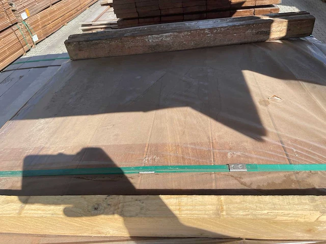 Guyana teak planken geschaafd 1250x140x25mm (161x) - afbeelding 1 van  3