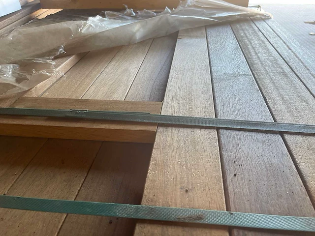 Guyana teak planken geschaafd 1250x90x25mm (217x) - afbeelding 1 van  3