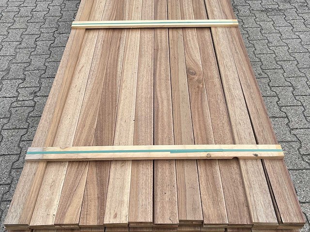 Guyana teak planken geschaafd 1500-2500x90x16mm (207x) - afbeelding 1 van  4