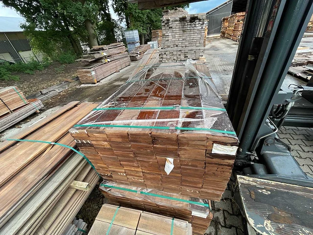 Guyana teak planken geschaafd 1850x140x25mm (161x) - afbeelding 1 van  3