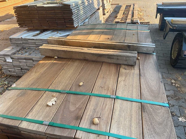 Guyana teak planken geschaafd 1850x140x25mm (161x) - afbeelding 1 van  3