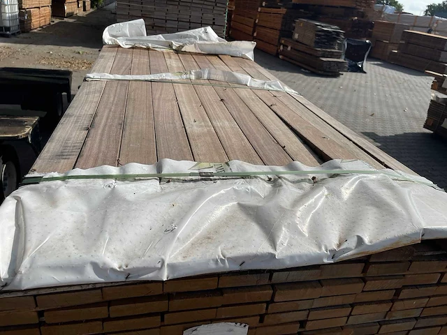 Guyana teak planken geschaafd 2150x90x25mm (165x) - afbeelding 1 van  3