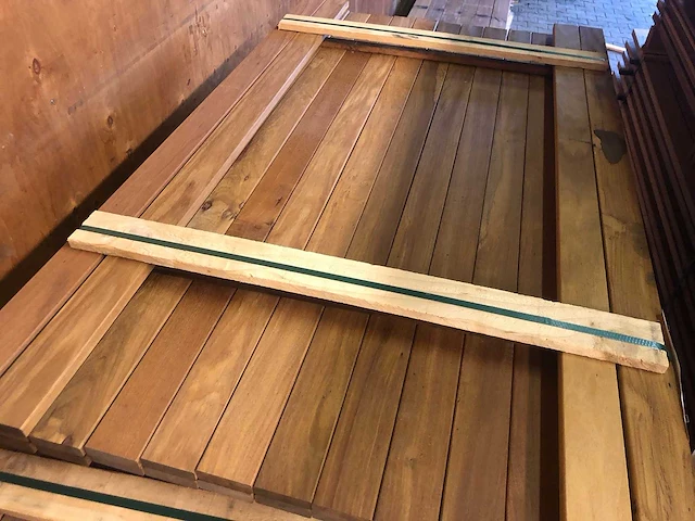Guyana teak planken geschaafd 2450-2750x70x27mm (121x) - afbeelding 1 van  4