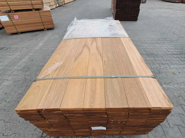 Guyana teak planken geschaafd 2450x140x25mm (80x) - afbeelding 1 van  4