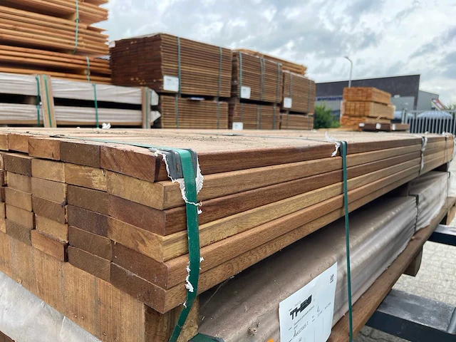 Guyana teak planken geschaafd 2450x90x25mm (132x) - afbeelding 2 van  3