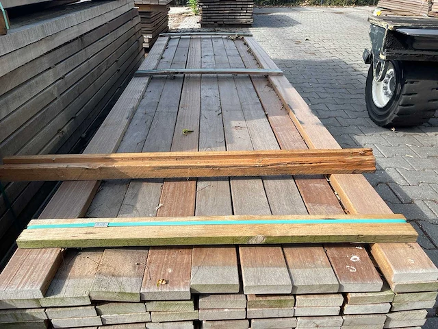 Guyana teak planken geschaafd 3050x90x25mm (83x) - afbeelding 1 van  3