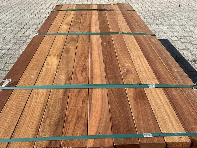 Guyana teak planken geschaafd 3350x90x25mm (261x) - afbeelding 1 van  4
