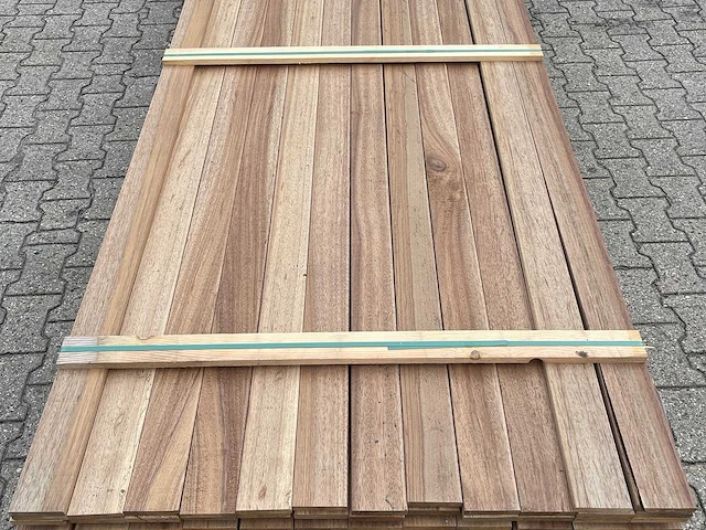Guyana teak planken geschaafd 3500-4500x90x16mm (206x) - afbeelding 1 van  4