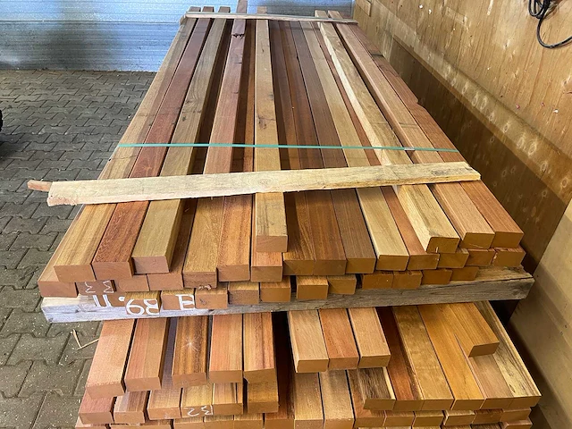 Guyana teak regels geschaafd 2000-3000x68x45mm (88x) - afbeelding 1 van  3