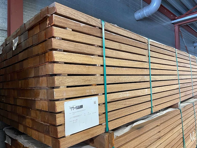 Guyana teak regels geschaafd 3650x68x45mm (152x) - afbeelding 1 van  3