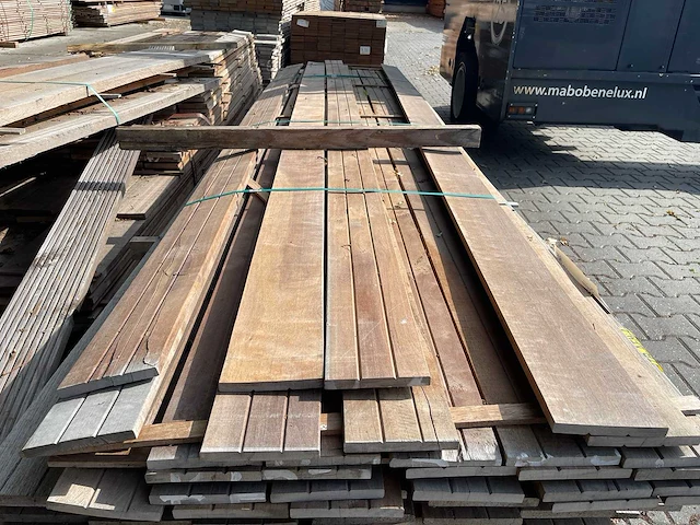 Guyana teak schuttingplanken 4000-5000x140x16mm (115x) - afbeelding 1 van  3