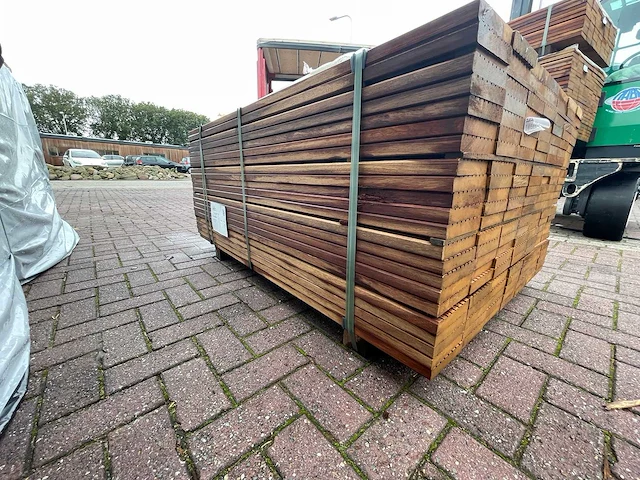 Guyana teak vlonderplanken 1250x145x28mm (141x) - afbeelding 2 van  4