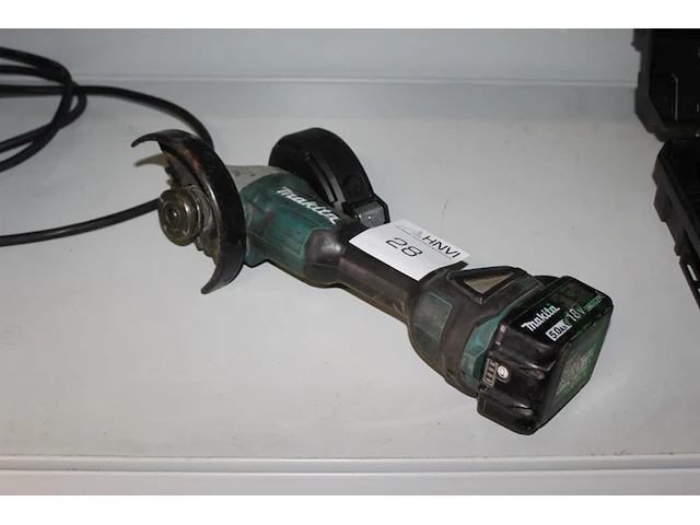 Haakse accuslijptol makita type dga504 met accu. - afbeelding 1 van  2