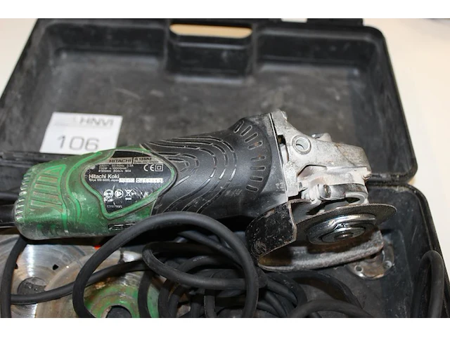 Haakse slijptol hitachi in kunststofkoffer. - afbeelding 2 van  2