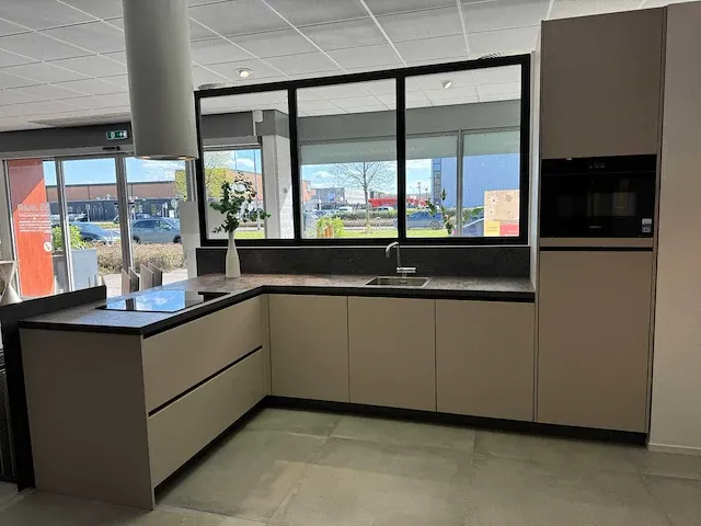 Häcker - showroomkeuken (c) - afbeelding 1 van  13