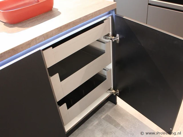 Häcker eilandkeuken met apparatenwand met apparatenwand en spoelwand - afbeelding 6 van  64